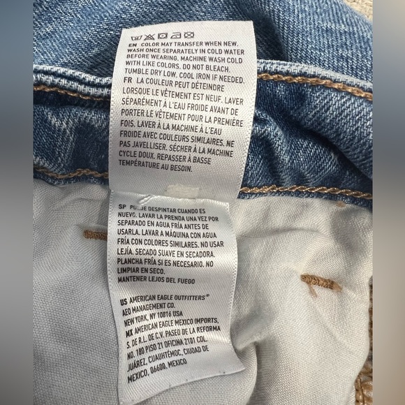 American Eagle Straight Mom High Rise Light Wash Blue Jeans Distressed Pockets 2 - Picture 14 of 16